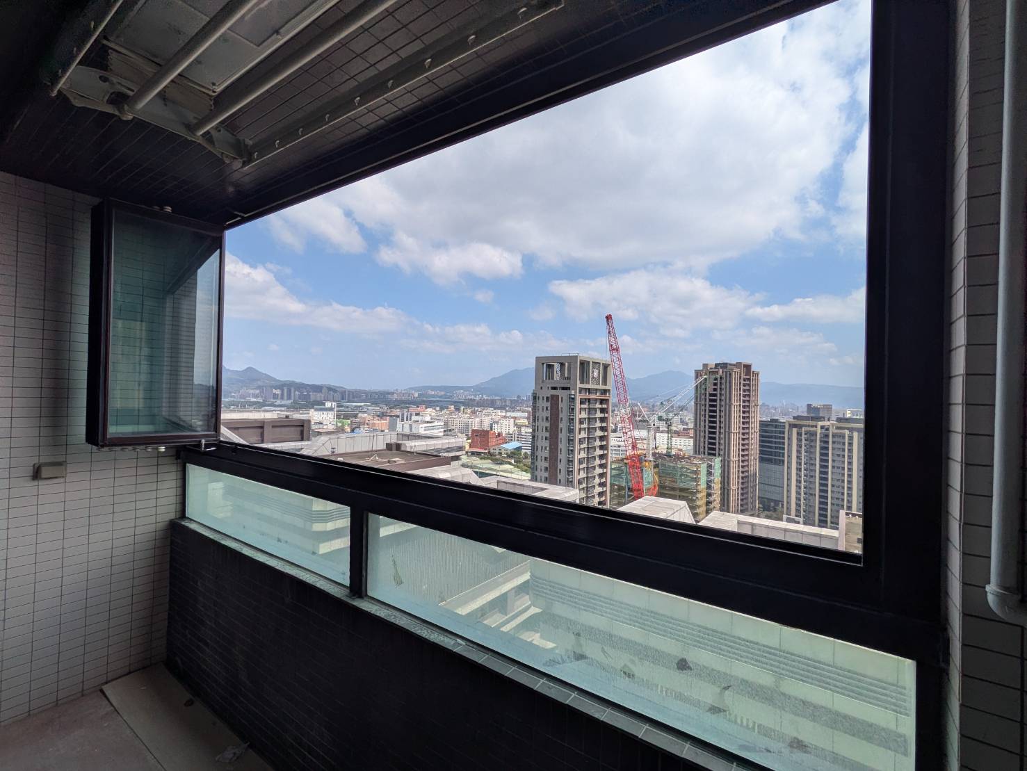 新莊中央路23樓開景陽台窗